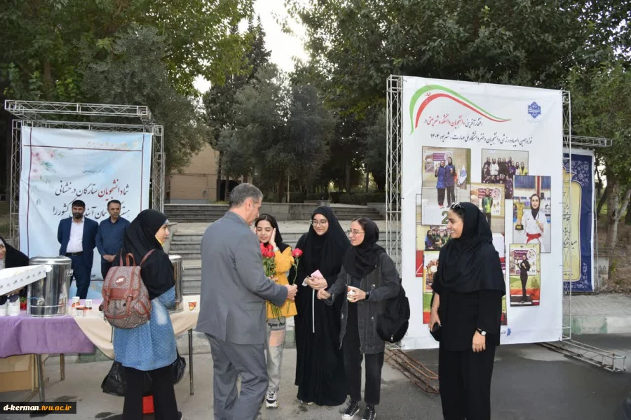 استقبال ریاست دانشگاه ملی مهارت از دانشجویان دانشکده شریعتی در اولین روز سال تحصیلی جدید دانشگاه 
  2